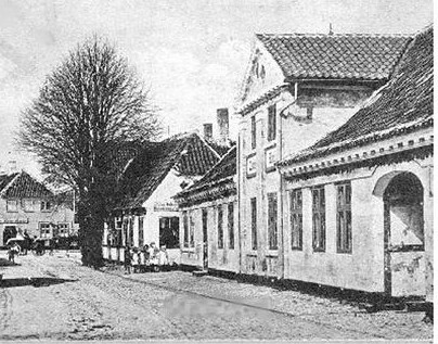Historisk fotografi af en brostensbelagt gade med huse i Sæby